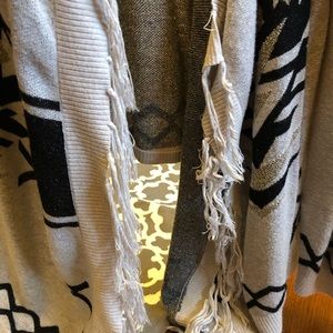 Women’s light weight sweater with fringe